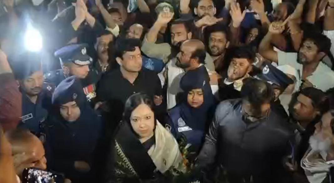 শহীদ মিনারে রুমিন ফারহানাকে ফুল দিতে বাধা