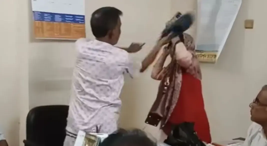 শিক্ষিকাকে জুতাপেটা
