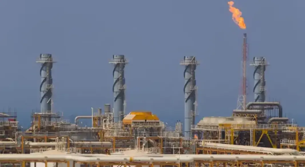 সৌদির দুটি তেল পরিশোধনাগারে ইরানের হামলা