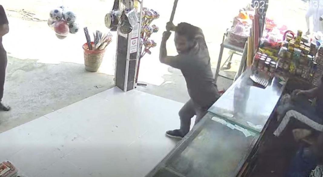 স্বেচ্ছাসেবক দলের কর্মীদের বিরুদ্ধে দোকান ভাঙচুরের অভিযোগ