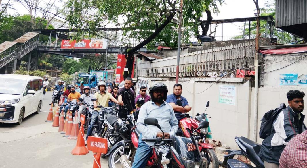 তেলের জন্য দীর্ঘ লাইন