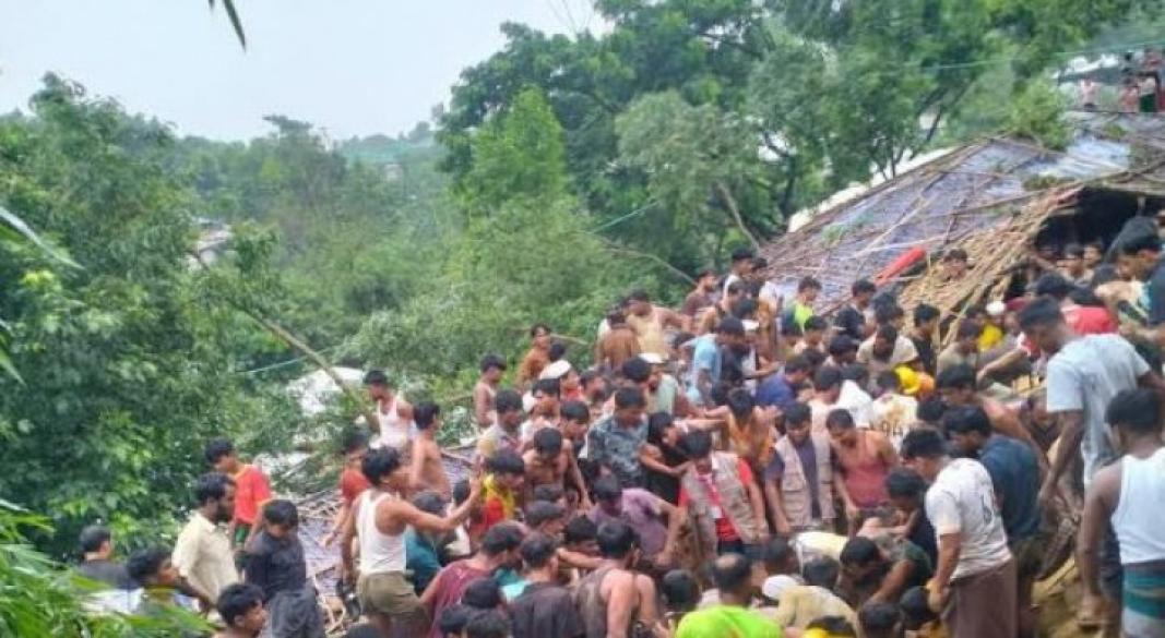 উখিয়ার ৫ নম্বর রোহিঙ্গা আশ্রয়শিবিরে পাহাড়ধসে একটি মাদ্রাসা ও হেফজখানার ওপর পড়ে