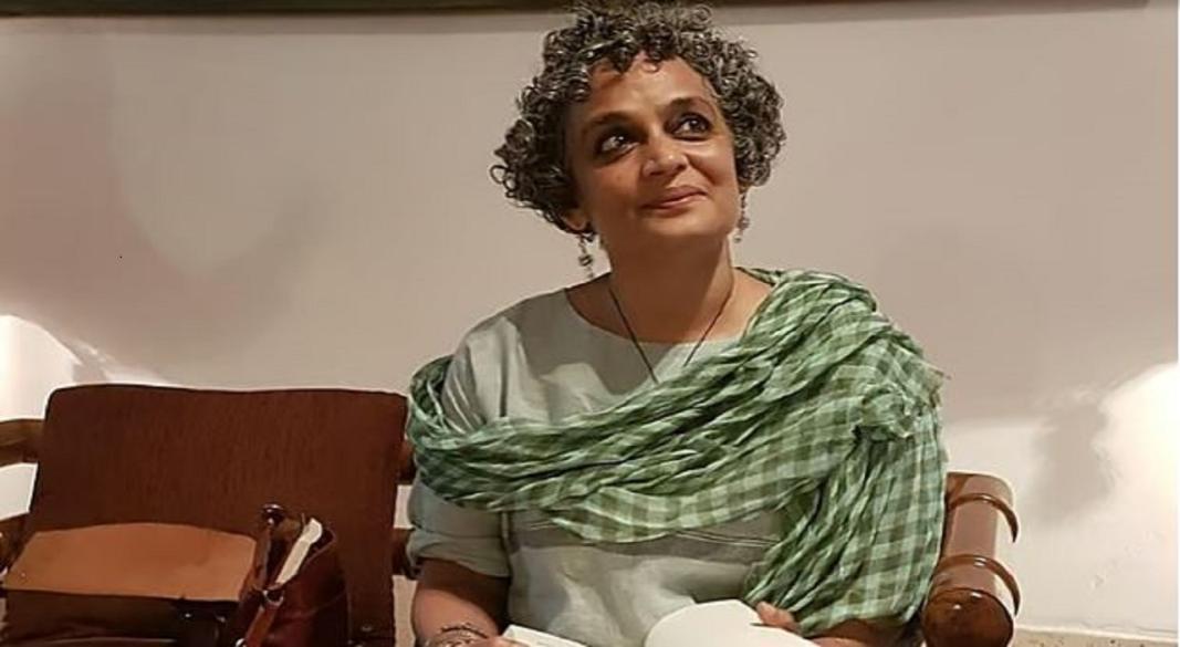ভারতের প্রখ্যাত লেখক অরুন্ধতী রায়