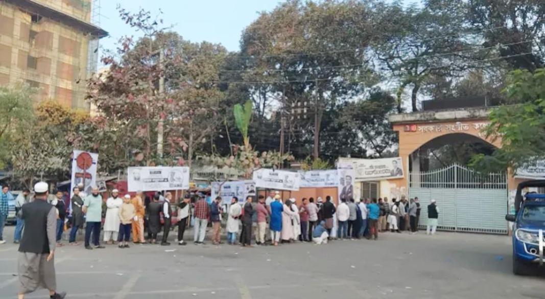 ঢাকার সঙ্গীত সরকারি মিউজিক কলেজের একটি ভোটকেন্দ্রে ভোটাররা লাইনে দাঁড়িয়ে আছেন।