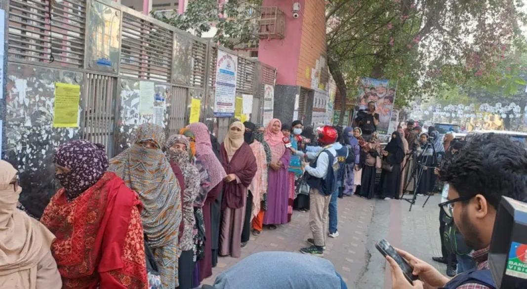 ভোটারদের দীর্ঘ লাইন