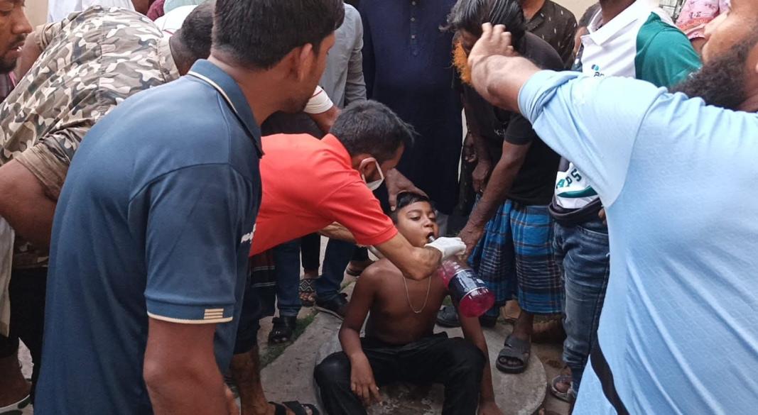 ঝালকাঠিতে বিষক্রিয়া আক্রান্ত শিশুকে সদর হাসপাতালে প্রাথমিক চিকিৎসা।