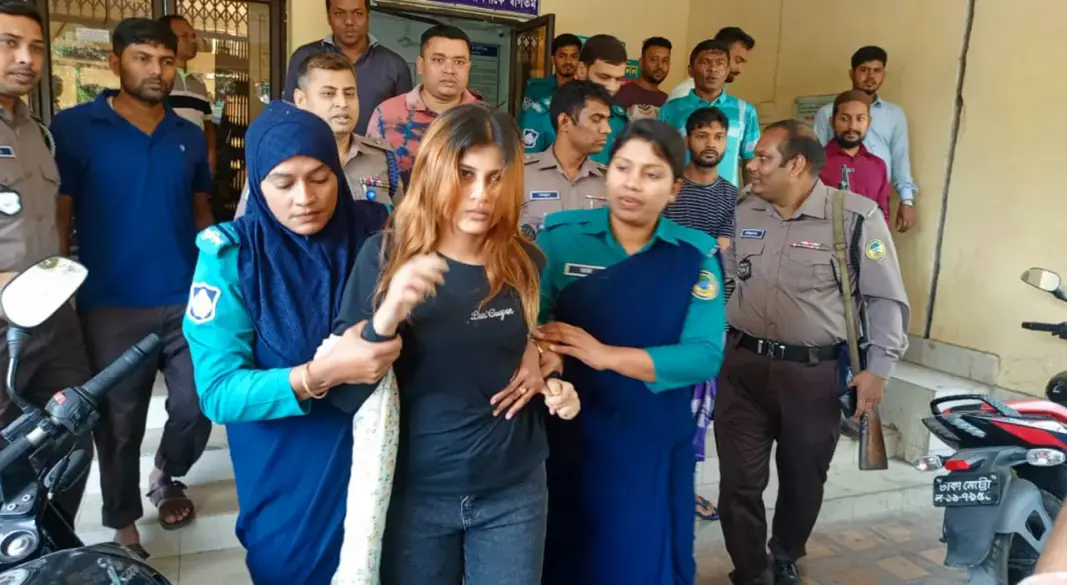 যুবককে ‘হানিট্র্যাপে’ ফেলে টাকা ছিনতাইয়ের অভিযোগে এক তরুণীসহ দুইজনকে গ্রেপ্তার করেছে পুলিশ।