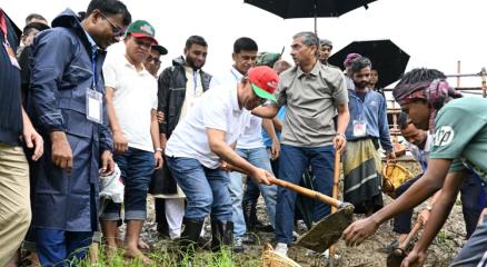 প্রধানমন্ত্রী তারেক রহমান নিজে কোদাল হাতে নিয়ে মাটি কেটে সিলেটের বাসিয়া নদীর খাল পুনঃখনন কাজের উদ্বোধন করেন।