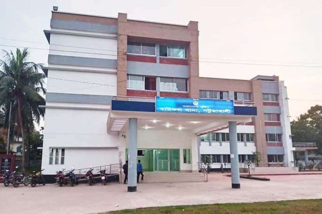 বাউফলে এক ব্যবসায়ীকে জেলে পাঠানো ওসির হুমকী 5 Bauphal Thana1