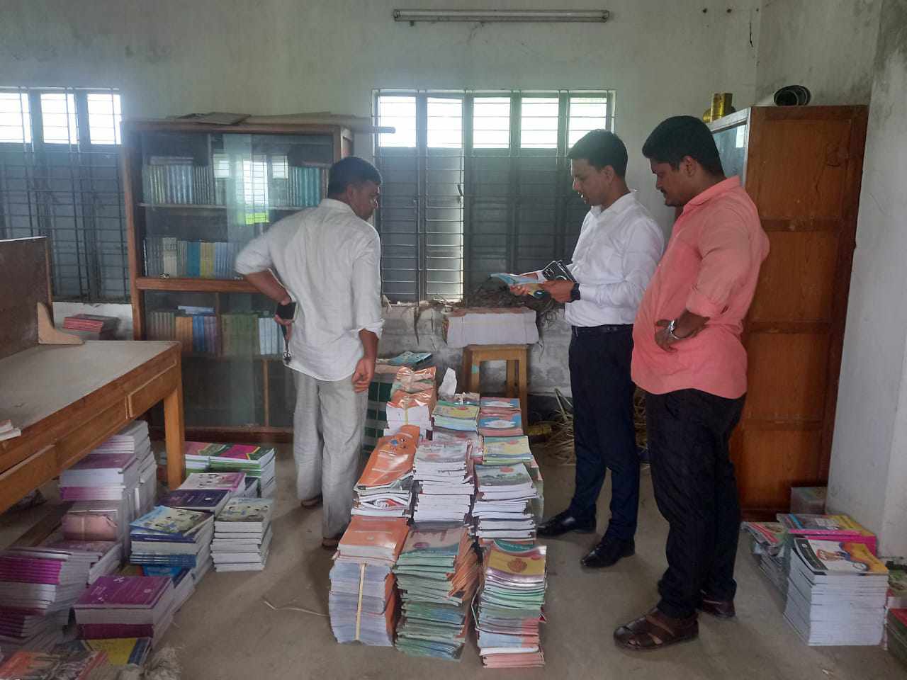 জালালাবাদে সরকারি বই পাচারকালে জব্দ করেছেন স্থানীয় জনতা 5 received 2929552577180573