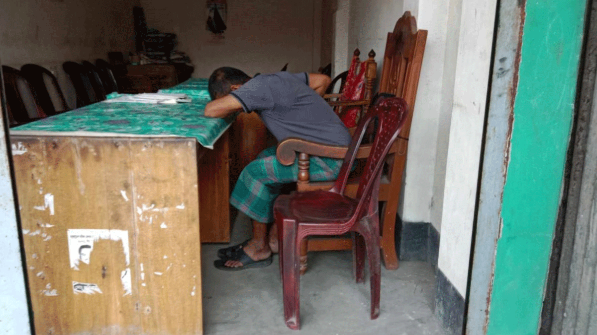 আমতলীতে সাব রেজিষ্টার অফিসে দলিল লেখা কার্যক্রম বন্ধ : ভোগান্তিতে সাধারণ মানুষ 5 Amtoli 1 20231019 223319506