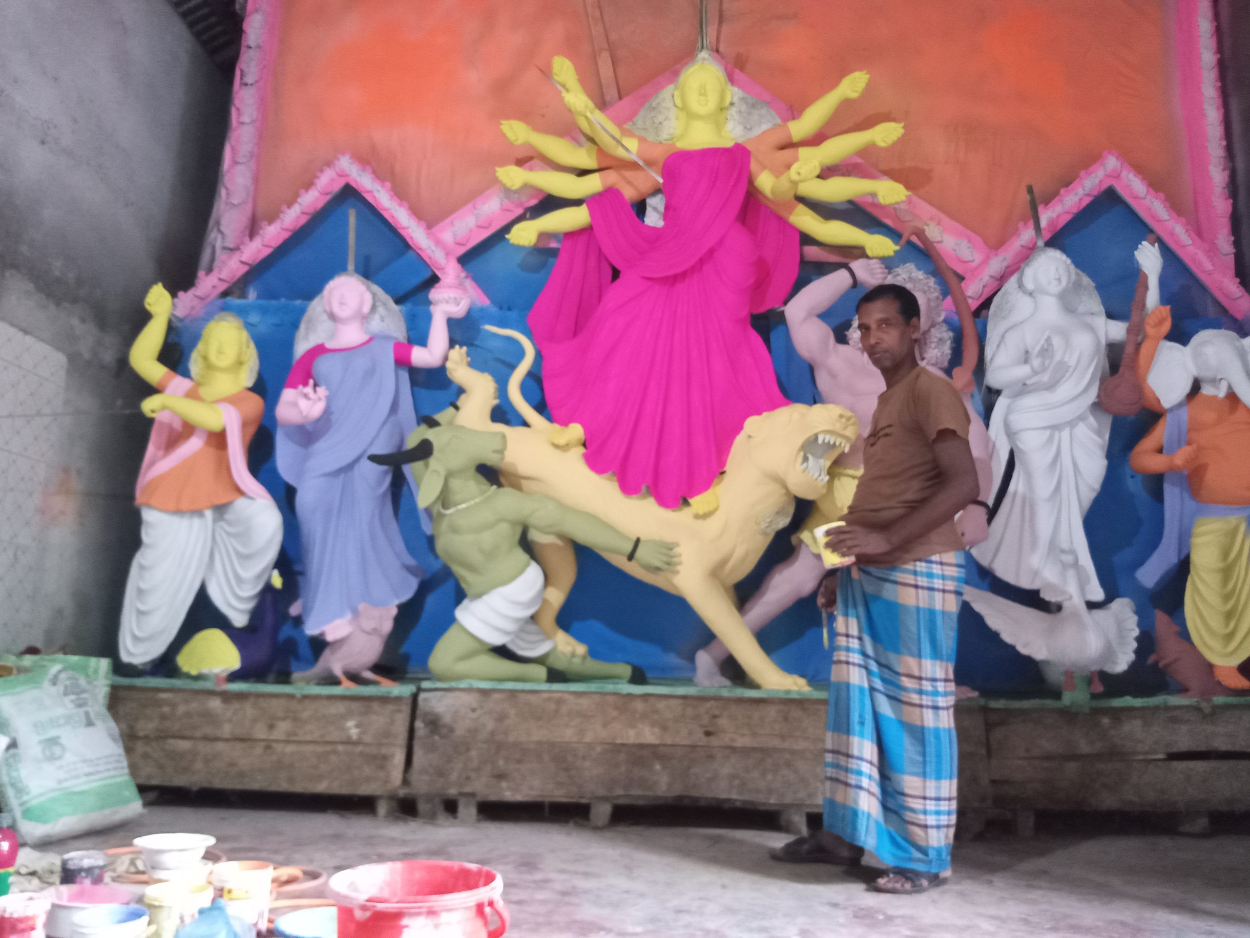 বাউফলে পূজা মন্ডপে চলছে রং তুলির শেষ আঁচর 5 Bauphal pic 710.23 scaled