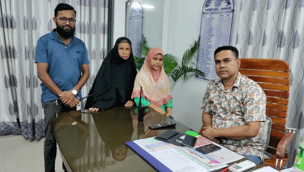 নলছিটিতে নিখোঁজের ৯ দিন পর নানির কাছে তাইয়েবাকে ফিরিয়ে দিল পুলিশ 5 Screenshot 2023 09 30 23 43 51 880 com.android.chrome2