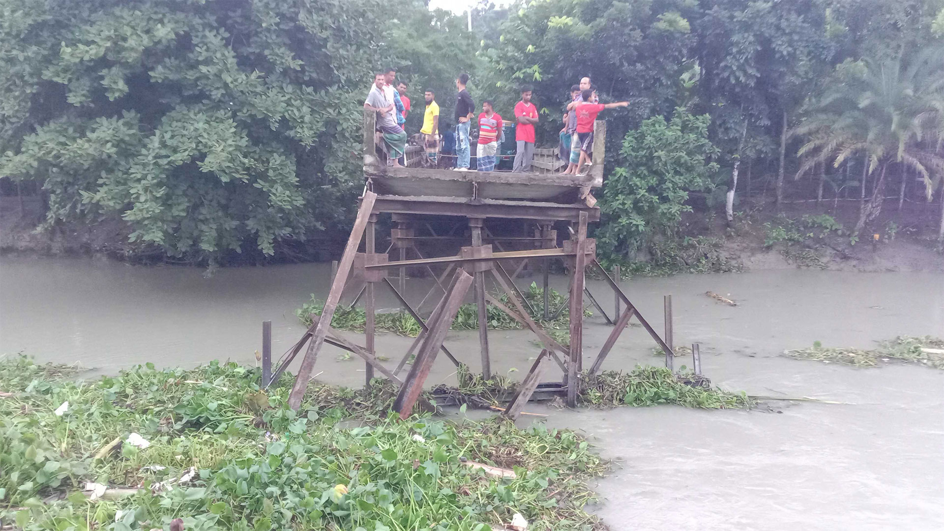 কলাখালীতে ব্রিজ ভেঙে যোগাযোগ বিচ্ছিন্ন 5 c529d61f97c0e6d81e23fba2e120604ee945be052b3bb255