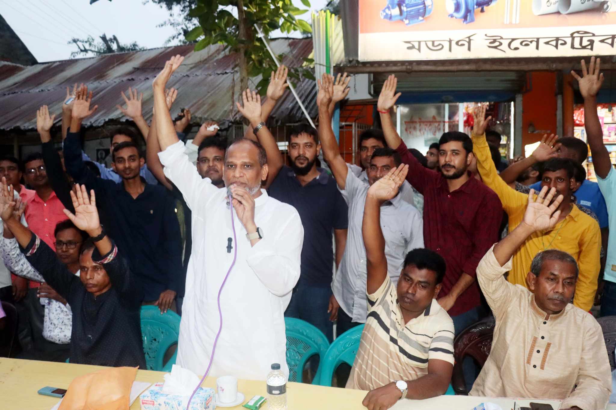 বাগমারায় একসাথে নৌকার ভোট চাইবেন পঞ্চাশ হাজার নেতাকর্মী : এনামুল হক এমপি 5 received 3605875379692287