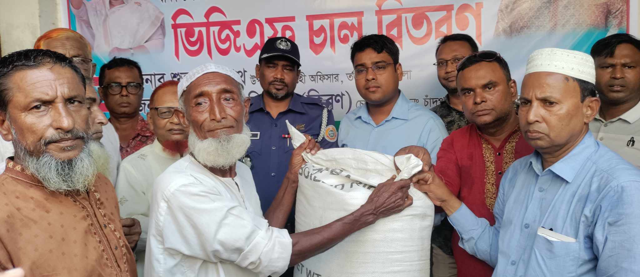 তজুমদ্দিনে বিশেষ বিজিএফের বরাদ্দের চাল বিতরণ 5 received 6917978608264678