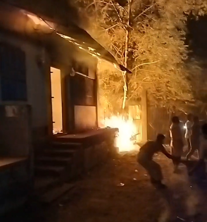 ঈদগাঁওতে ভয়াবহ অগ্নিকাণ্ড : চার লক্ষাধিক টাকার ক্ষয়ক্ষতি 5 1699410952614