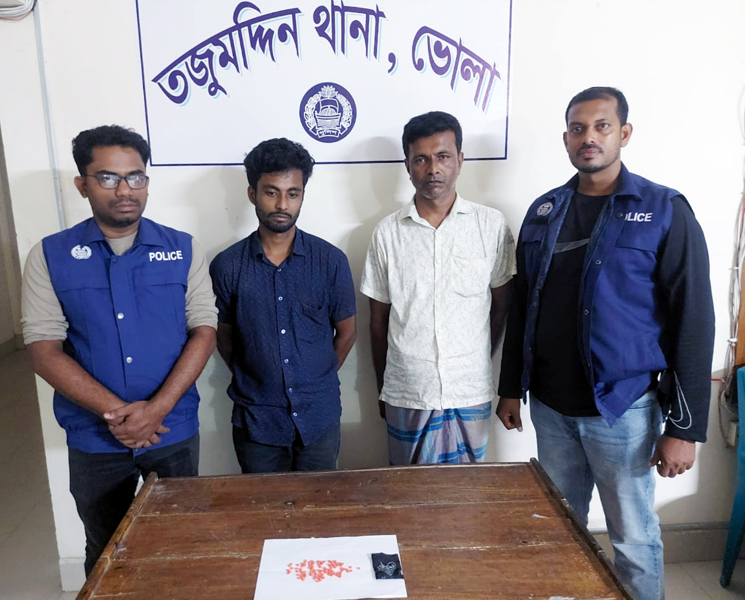 তজুমদ্দিনে বিপুল পরিমান ইয়াবাসহ দুই বিক্রেতা আটক 5 Pic Tazu