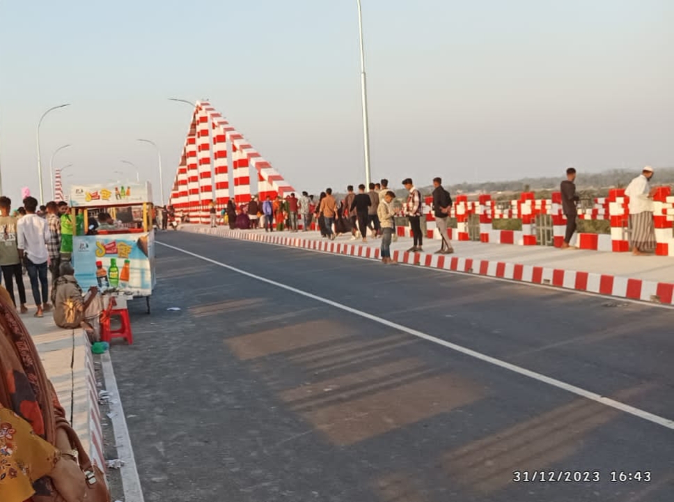 কক্সবাজার-কস্তুরাঘাটের নতুন সেতুতে পর্যটকদের উপচেপড়া ভীড় 5 1704029686639