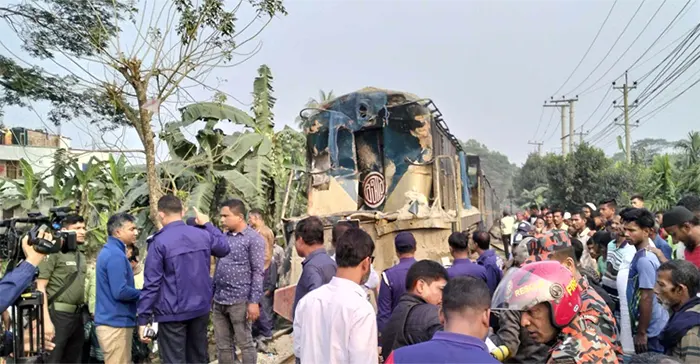 ময়মনসিংহে বালুবাহী ট্রাকে ট্রেনের ধাক্কা, নিহত ৪ 5 89982 mmm