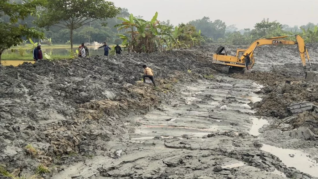 অবৈধভাবে কাটা হচ্ছে ফসলি জমির মাটি, ৫০ হাজার টাকা জরিমানা 5 a28a02e12346a7c3b78f886909cee509 65917b852bd52