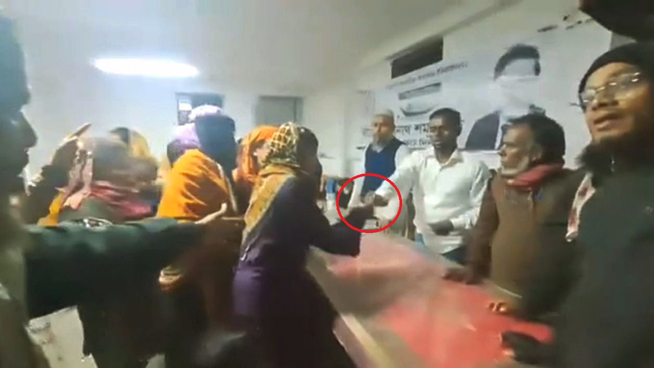 বরগুনায় নৌকা প্রার্থীর পক্ষে টাকা বিতরণ, ভিডিও ভাইরাল 5 image 52619 1703869604