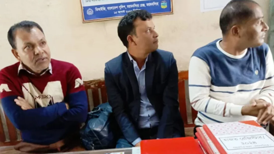 নৌকায় সিল মারার ভিডিও ভাইরাল, প্রিজাইডিং অফিসারসহ ৩ জন আটক 5 8ed363a0388036299c042a1f37a4c165 659a83b9b270c
