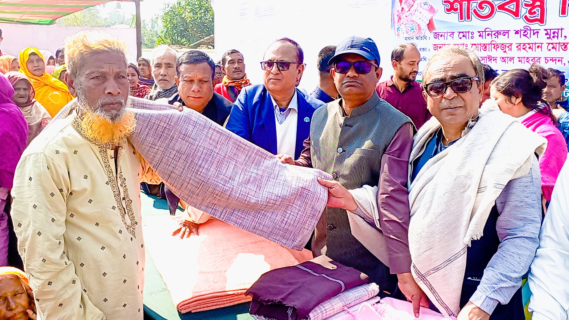 পাঁচবিবিতে অসহায় পরিবারের মাঝে ৬ হাজার কম্বল বিতরণ 5 IMG 20240128 143354