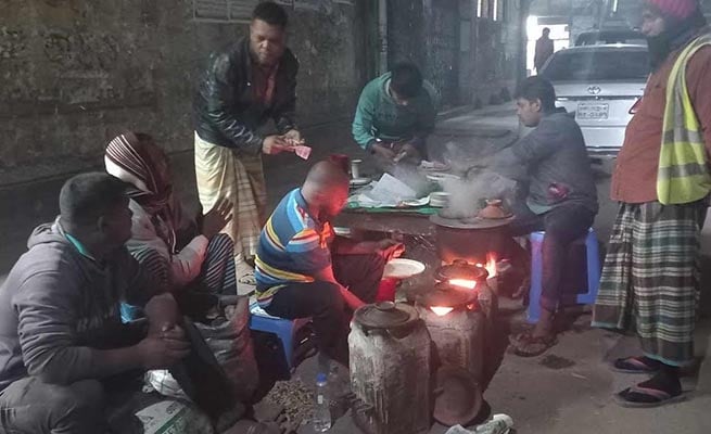 ব্রাহ্মণবাড়িয়ায় শীতের পিঠা বিক্রির ধুম 5 image 122967 1705737545