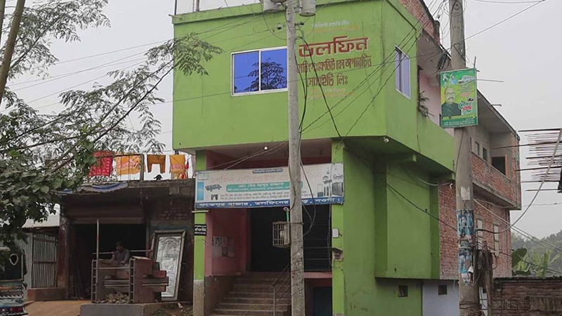 গ্রাহকের কোটি কোটি টাকা নিয়ে পালিয়েছে ‘ডলফিন’ 5 2401240825