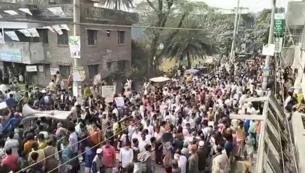 কটিয়াদীতে স্বেচ্ছাসেবক লীগ নেতার হাত কর্তনের প্রতিবাদে মানববন্ধন 5 IMG 20240205 145852
