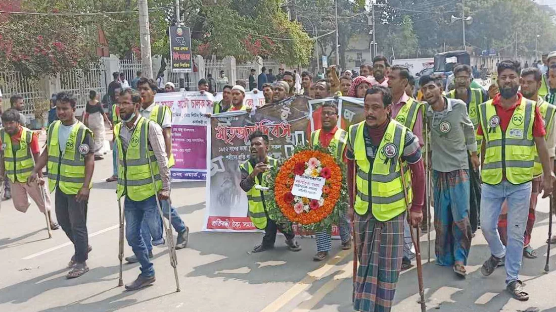 শহীদ মিনারে প্রতিবন্ধী অটোরিকশা চালকদের শ্রদ্ধা 5 fc1b058c4aa49de2f260b93b47c58b7c 65d59fd5b1190