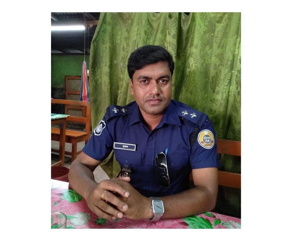 ঘুষ হিসেবে হাসঁ -নগদ টাকা নেন বরিশাল এয়ারপোর্ট থানার এস আই সুমন 5 si sumon