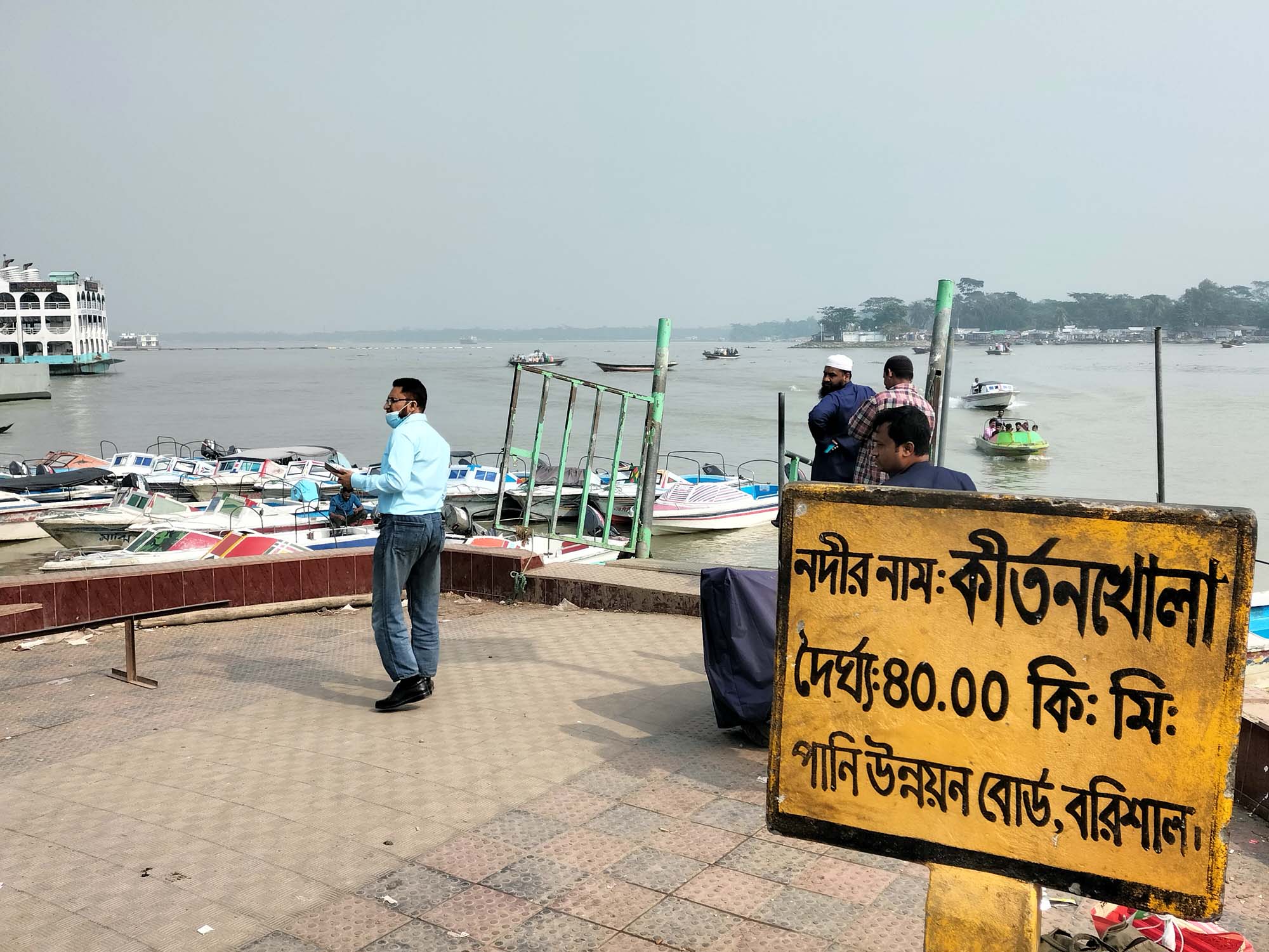 দখলদারদের দখলে কীর্তনখোলা নদী : দখল করে গড়ে তুলছে ডকইয়ার্ড, ওষুধ ও সিমেন্ট কারখানা 5 Barisal Nodi Dhakal PIc 21 11 21 3