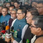 সিদ্ধিরগঞ্জে ৫ টাকায় মই দিয়ে মহাসড়কের ডিভাইডার পার