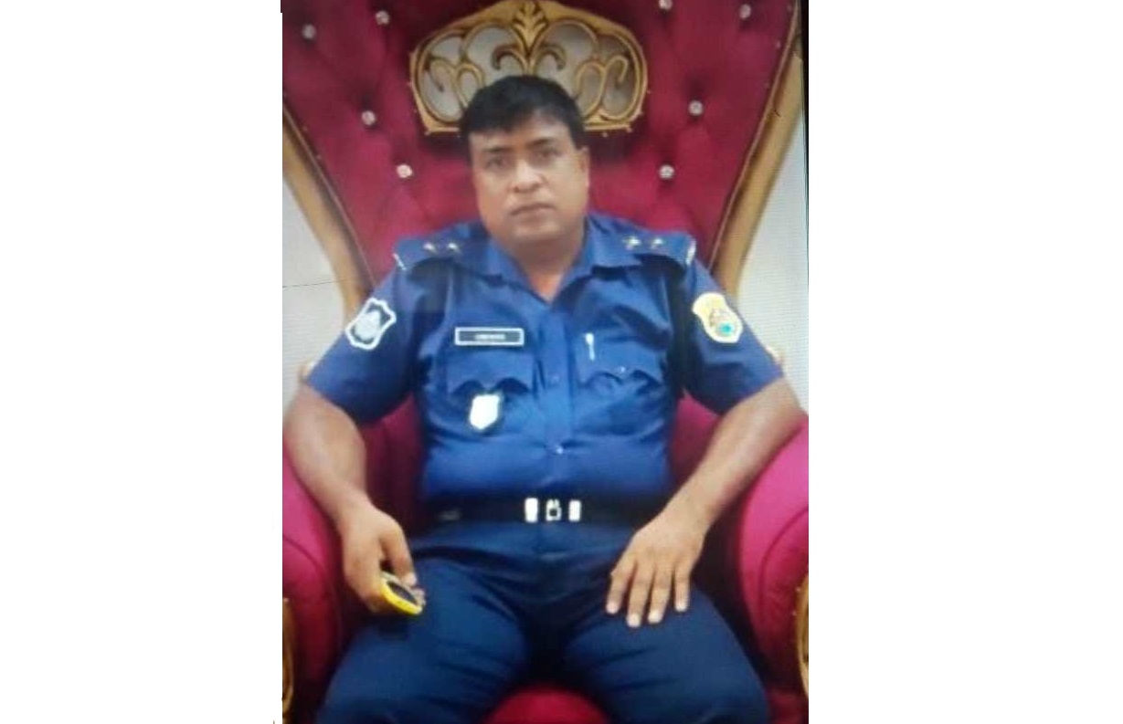 রাজাপুর থানা পুলিশের এসআই হেলাল ভয় দেখিয়ে টাকা না দিয়ে নিলেন মাছ 5 helal