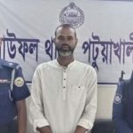 চট্টগ্রাম বিশ্ববিদ্যালয়ের ভিসি শিরীণ আখতারের পায়ে লুটিয়ে পড়লেন ছাত্রলীগ নেতা