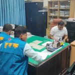 কিশোরগঞ্জে ভূমি অফিসে বসেই ঘুষ নিলেন কর্মচারী