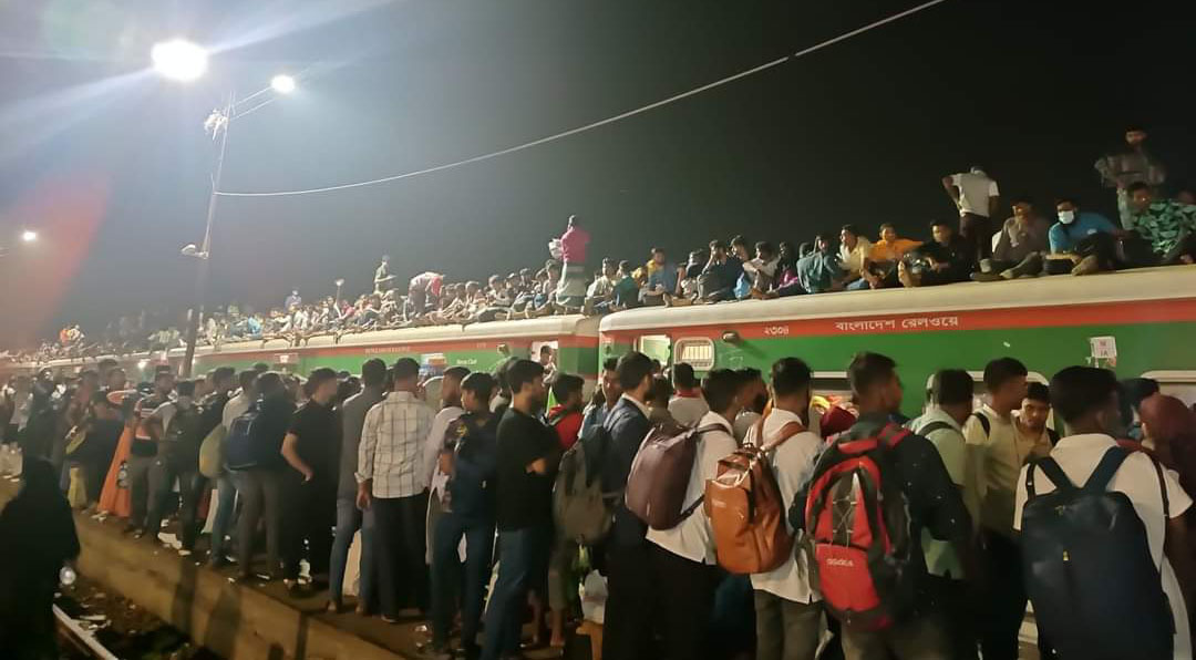 ট্রেনে বিশৃঙ্খলা, ছাদে বাড়ি ফিরছে মানুষ 5 1712604052.FB IMG 1712602012995