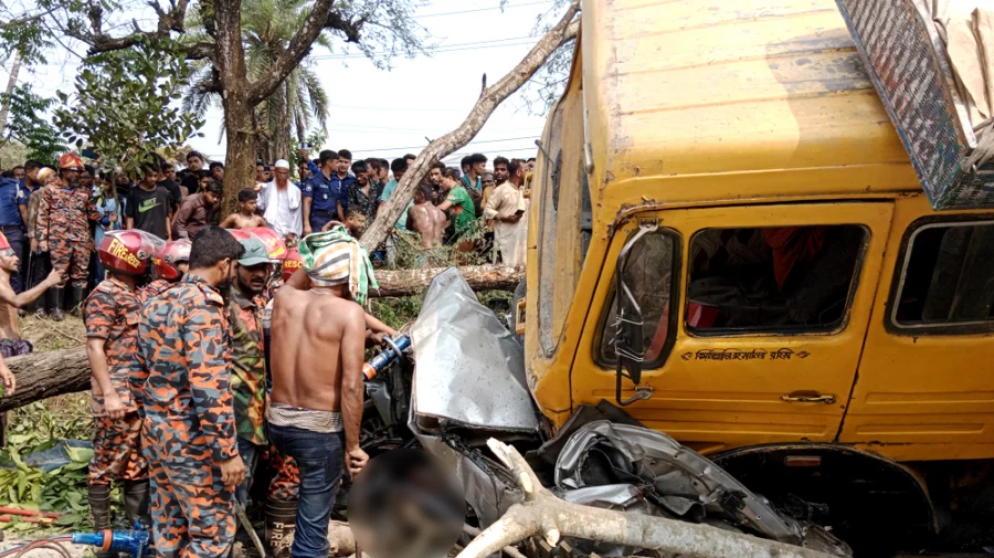 ঝালকাঠিতে দুর্ঘটনায় নিহতদের মধ্যে একই পরিবারের ৬ জন, ছিল নবদম্পতিও 5 ec3557bb17963e13ed82c5b61e762ace 661febc8d1dfb