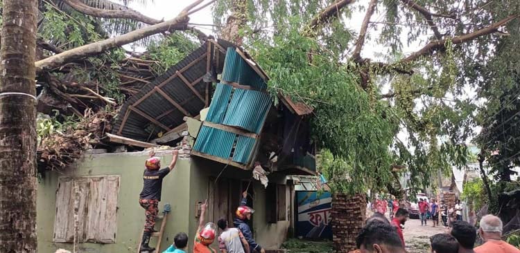 পিরোজপুরে টর্নেডোর তান্ডবে ব্যপক ক্ষয়ক্ষতি: নিহত ১ 5 image 133353 1712488959