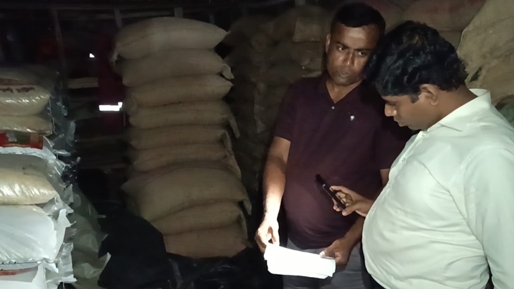 বরগুনার বেতাগীতে রাতের আঁধারে সরকারি চাল হয়ে যাচ্ছে মিনিকেট 5 image 795155 1713239614
