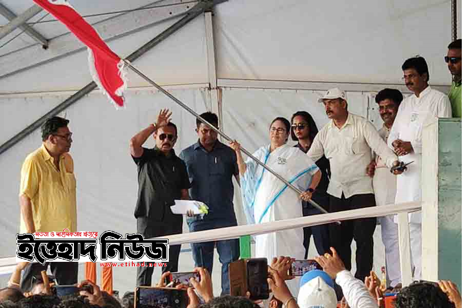 নাগরিকত্ব দেওয়ার নামে টাকা তুলছেন শান্তনু ঠাকুর 5 Mamata 3