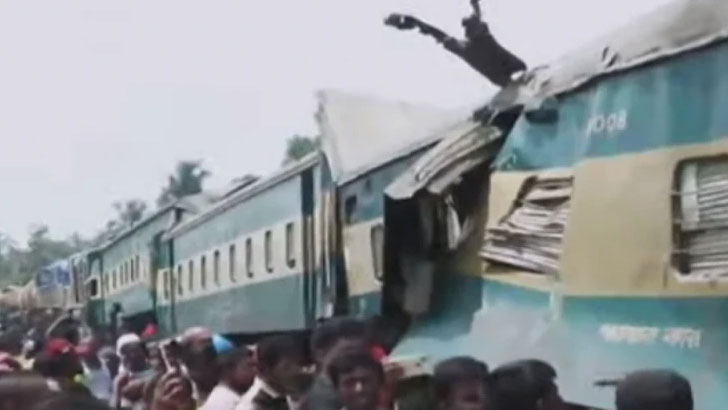 জয়দেবপুরে মালবাহী ট্রেনে যাত্রীবাহী ট্রেনের ধাক্কায় আহত ৫০ 5 image 801121 1714714057