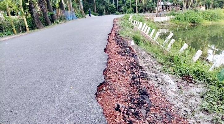পাথরঘাটায় ৭ কোটি টাকায় চার কিমি সড়ক নির্মাণ, হস্তান্তরের আগেই ভাঙন 5 1719576470.IMG 20240627 WA0031