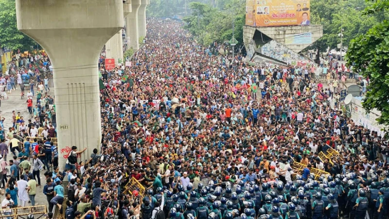 পুলিশের ব্যারিকেড ভেঙে শাহবাগে কোটাবিরোধীরা 5 news 1720697973476