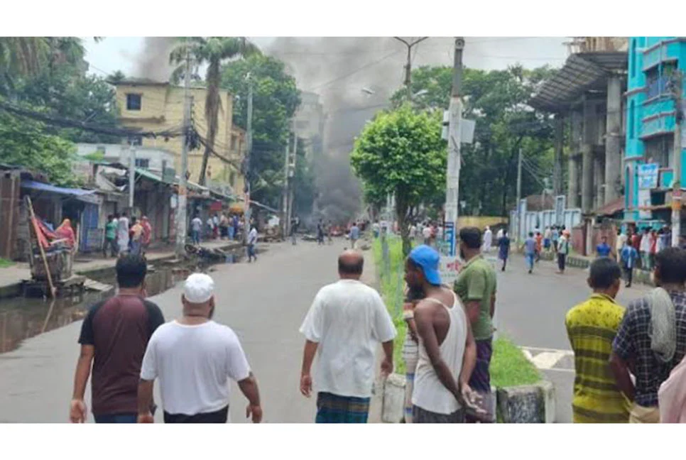 বরিশালে পানিসম্পদ প্রতিমন্ত্রীর বাসায় হামলা, ২০ মোটরসাইকেলে আগুন 5 barisal