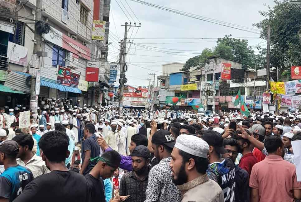 এক দফা দাবিতে চট্টগ্রাম-কক্সবাজার মহাসড়কে মাদরাসা শিক্ষার্থীদের অবস্থান 5 ctg