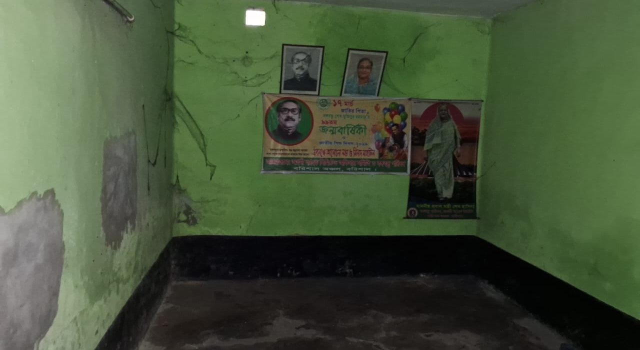 বরিশালে বঙ্গবন্ধু পরিষদের মালামাল রাতে নিয়ে গেলেন ব্যাংক কর্মকর্তা 5 bank