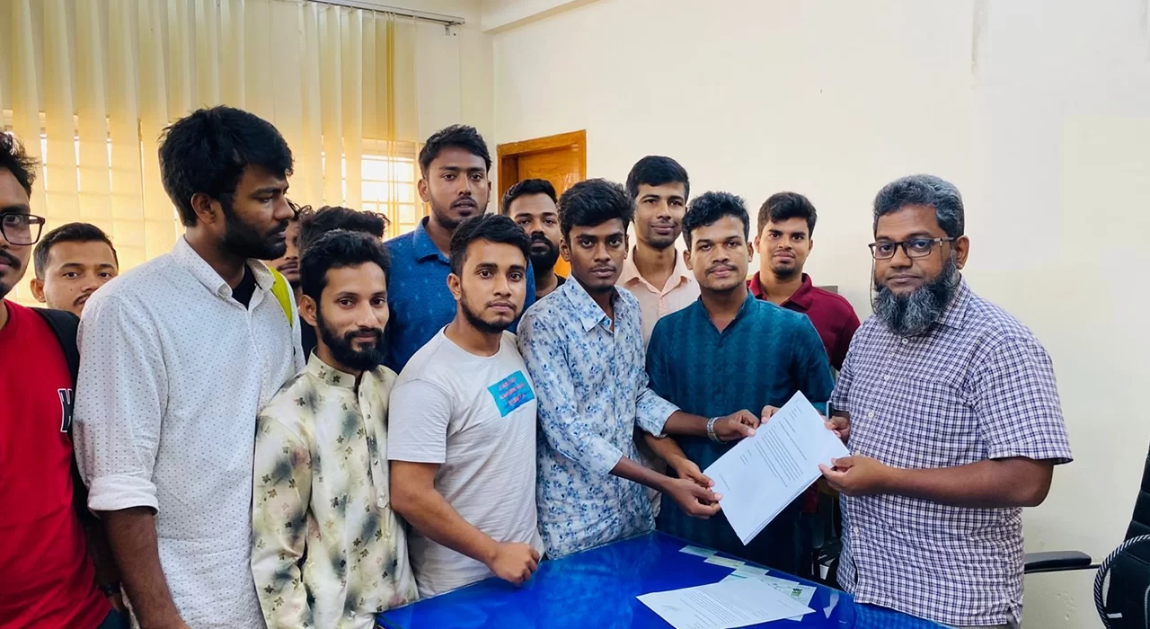 শেখ পরিবারের সদস্যদের ছবি সরিয়ে নিতে স্মারকলিপি 5 image 133669 1730051925